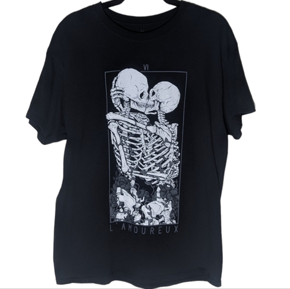 Skeleton love tee with rose vines in high contrast white grey and black - Picture 1 of 8